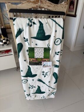 Wicked the Movie White & Green Elphaba Hat/Broom/Stars Ovetsized Throw Blanket